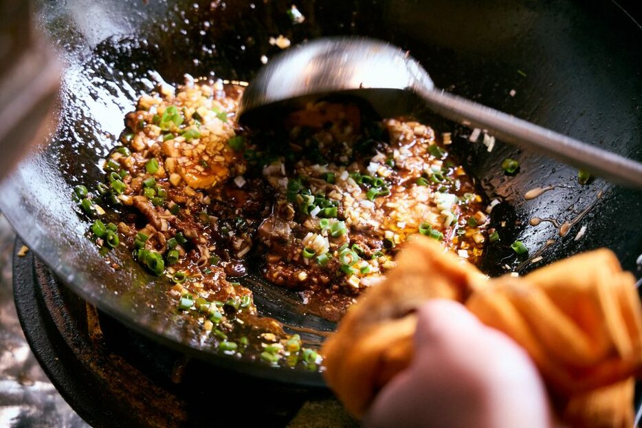 細かくみじん切りした青葱と白葱、香味野菜を合わせ炒める