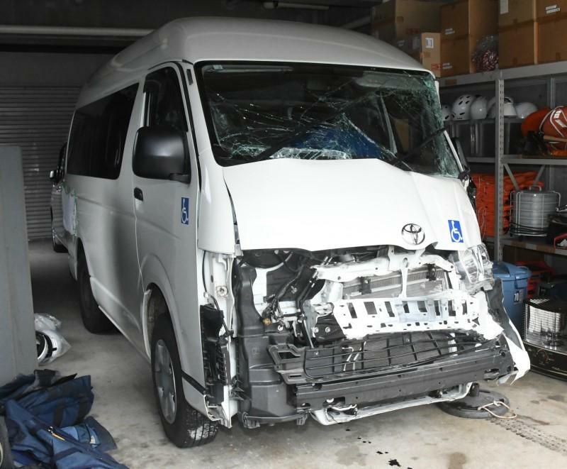 事故によってフロント部分が大破したワゴン車＝高梁署