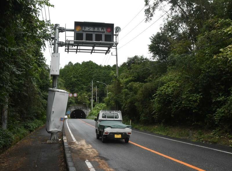 ワゴン車で送迎されていた高齢者2人が死亡した事故現場＝15日午前7時20分、高梁市有漢町有漢