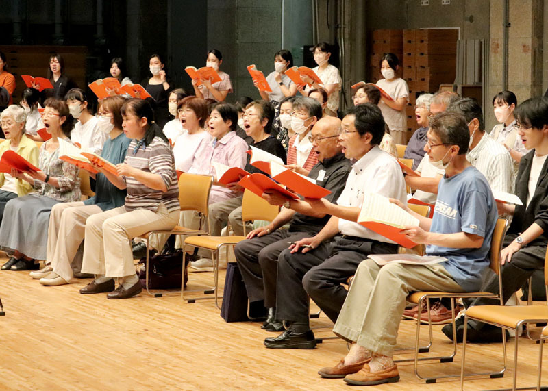 第15回いちのせき第九演奏会の全体練習で歌声を響かせる合唱団員