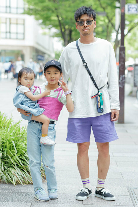 Tシャツ、パンツ＝ともにロンハーマン　シューズ＝ヴァンズ　眼鏡＝レイバン　腕時計＝タグホイヤー　靴下＝チービー