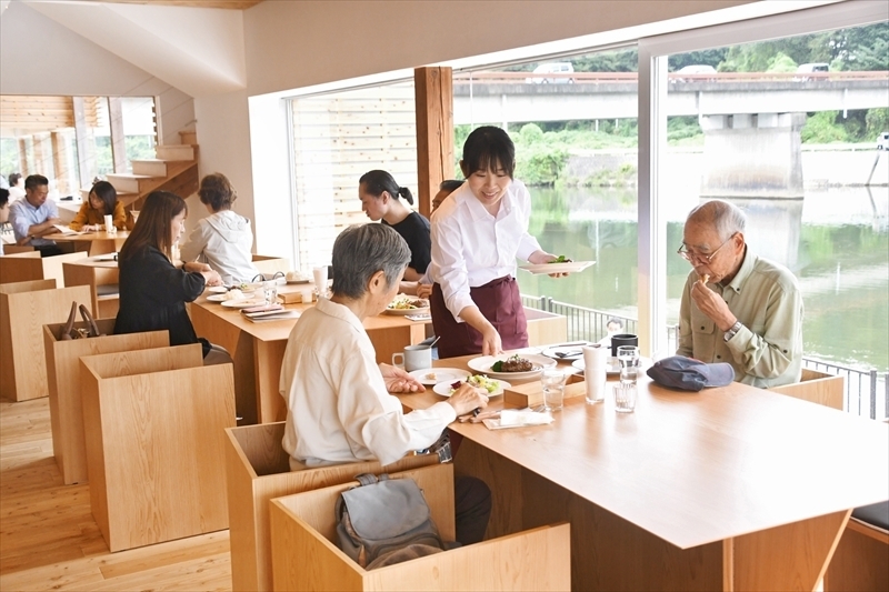 レストランで食事を楽しむ来場者