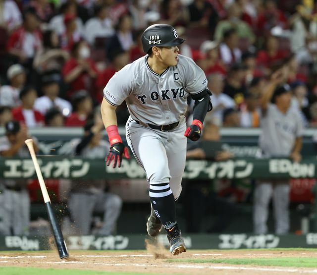 同点タイムリーを放った巨人・岡本和真選手(写真：時事)