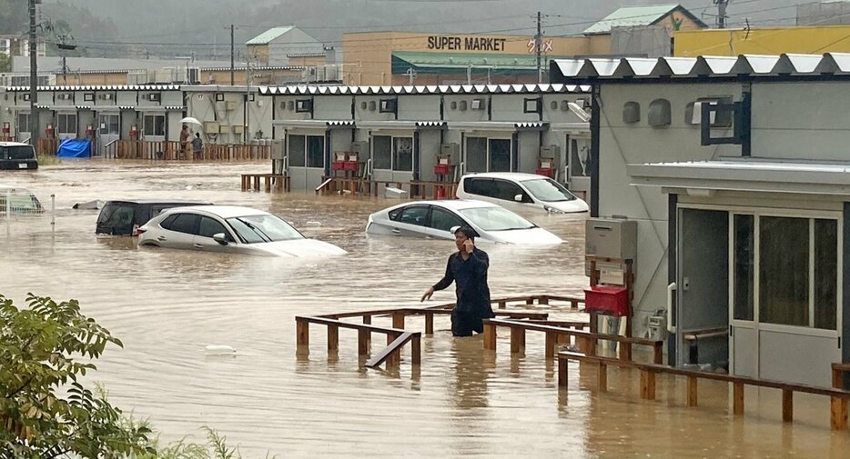 床上浸水した仮設住宅＝１０時９分、輪島市宅田町