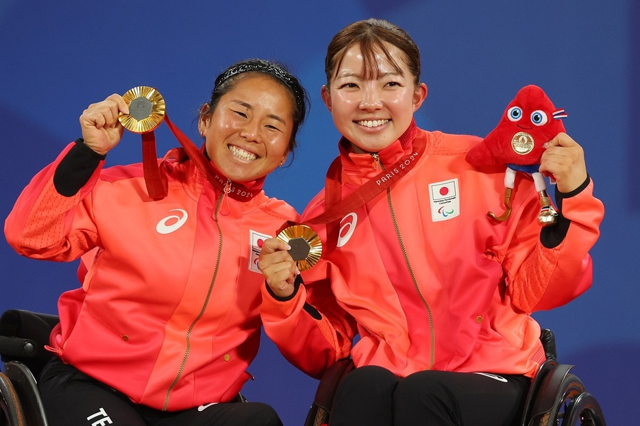 「パリ2024パラリンピック競技大会車いすテニス」（フランス・パリ）の女子ダブルスで金メダルに輝いた上地結衣（左）／田中愛美（三井住友銀行／長谷工コーポレーション）（Getty Images）