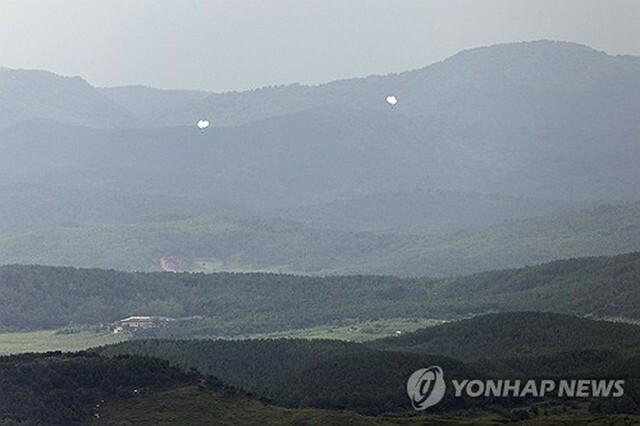 南北軍事境界線に近い京畿道・坡州の烏頭山統一展望台からの眺め。今月5日に撮影されたもので、北朝鮮地域の上空に風船が浮かんでいる＝（聯合ニュース）