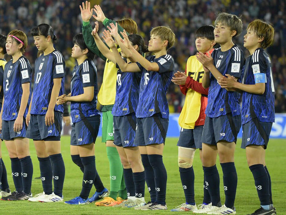 決勝戦を終え、スタンドの声援に応えるＵ－20女子日本代表の選手たちphoto by Julian Medina／Kaz Photography