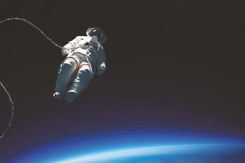 重力がない状態では、血液は簡単には体の下のほうへは流れない　IGNATIEV/ISTOCK (ASTRONAUT), IM_PHOTO/SHUTTERSTOCK