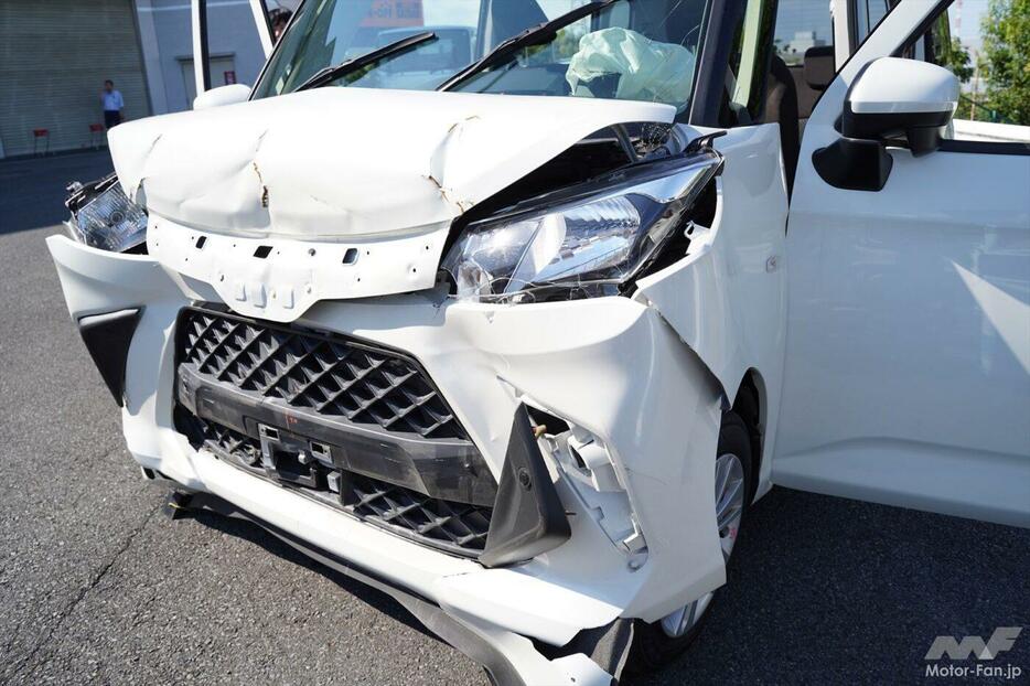 車両前部が潰れた自動車