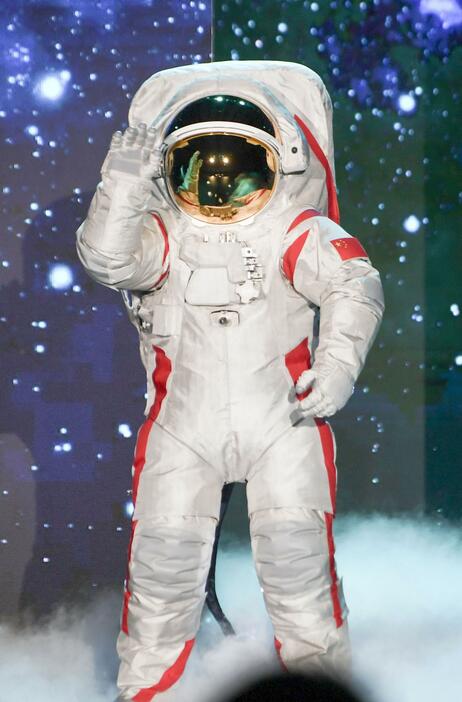 中国有人宇宙プロジェクト弁公室が初公開した月面用の宇宙服＝28日、中国重慶市（新華社＝共同）