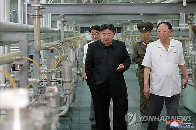 北朝鮮の朝鮮中央通信は13日、金正恩氏が核兵器研究所と兵器級核物質生産施設を視察したと伝えた＝（朝鮮中央通信＝聯合ニュース）≪転載・転用禁止≫