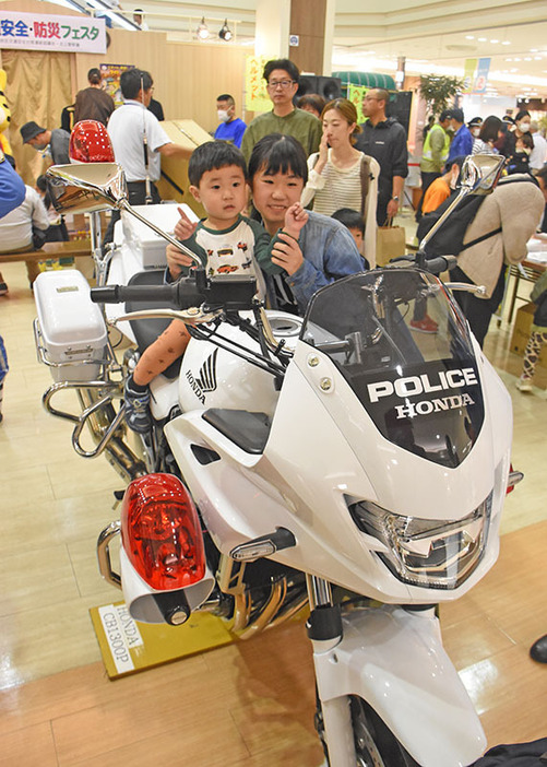 交通安全・防災フェスタで白バイの乗車体験を楽しむ子どもたち