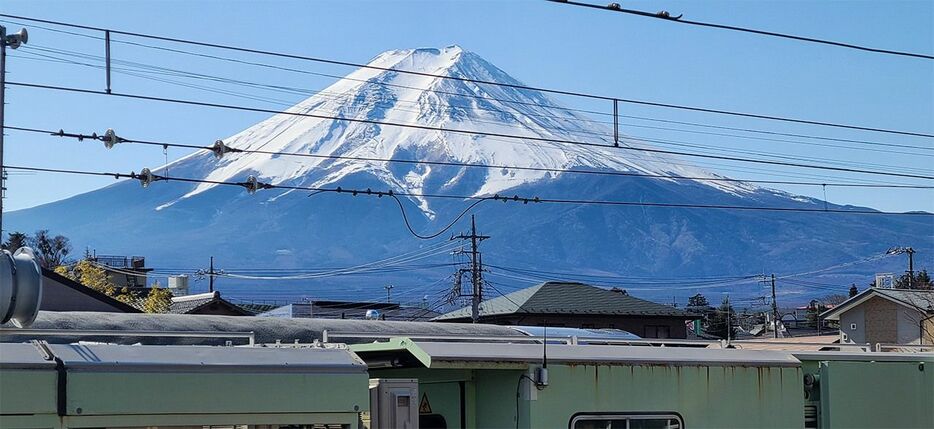 下吉田駅のホームから見える富士山（筆者撮影）