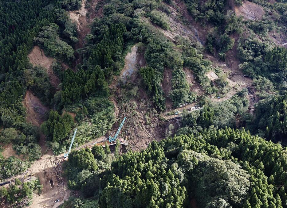 土砂崩落が起きた石川県輪島市の国道249号中屋トンネル（右）の復旧工事現場＝22日午後3時31分（共同通信社ヘリから）