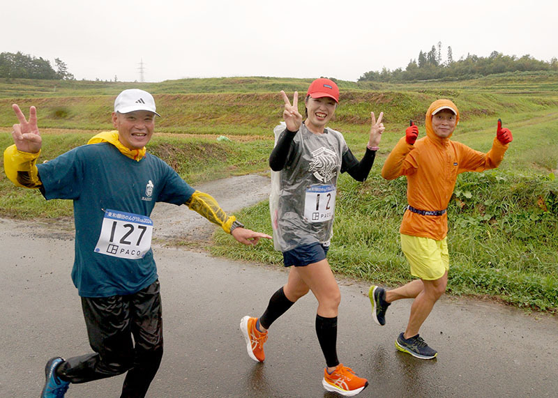 出場者が棚田の景観の中を駆け抜けた「東和棚田のんびりRun」