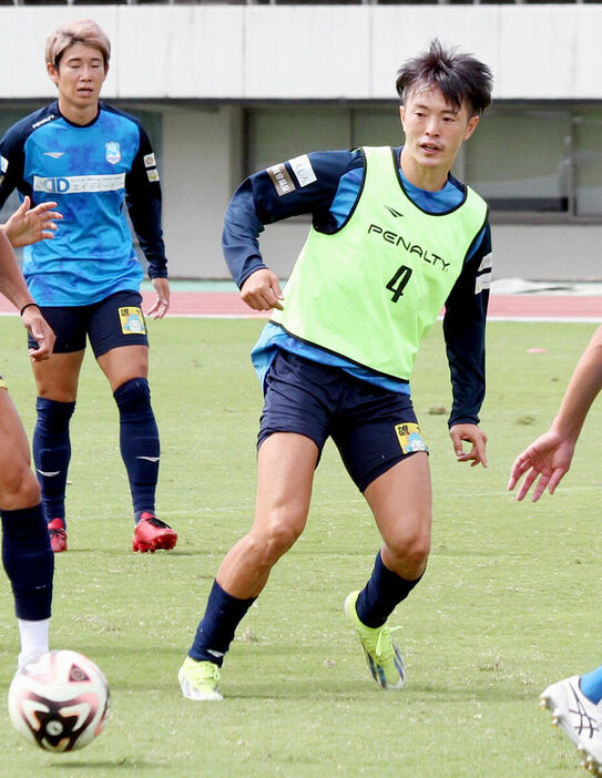 ピッチを駆け回る沼津・斎藤学（右＝カメラ・里見　祐司）