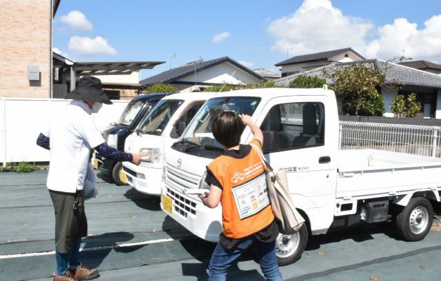 車の無料貸し出し支援を受ける突風被害に遭った住民（左）＝７日午前、宮崎市赤江・セブン―イレブン宮崎飛江田店