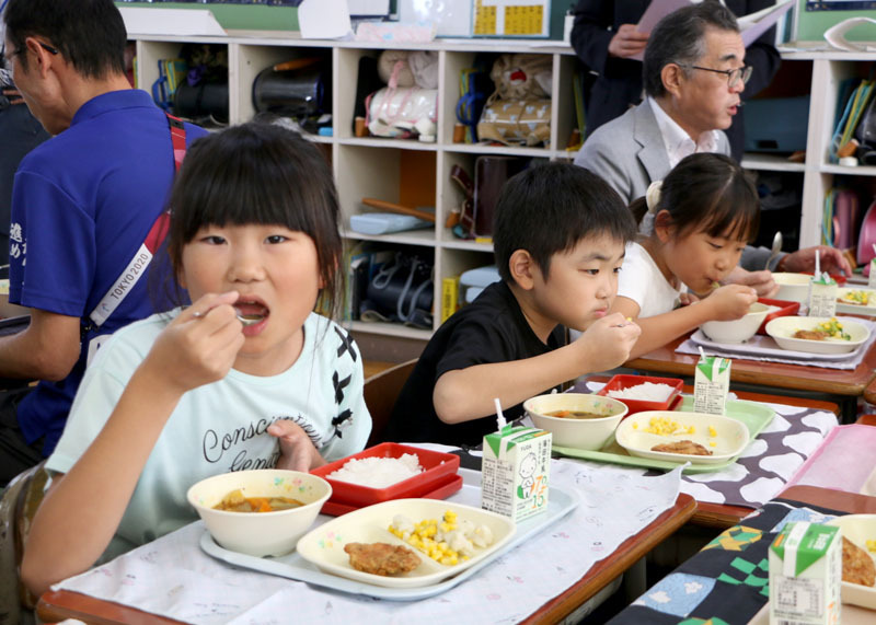 北海道長沼町産のジャガイモとタマネギが入ったカレースープを味わう児童