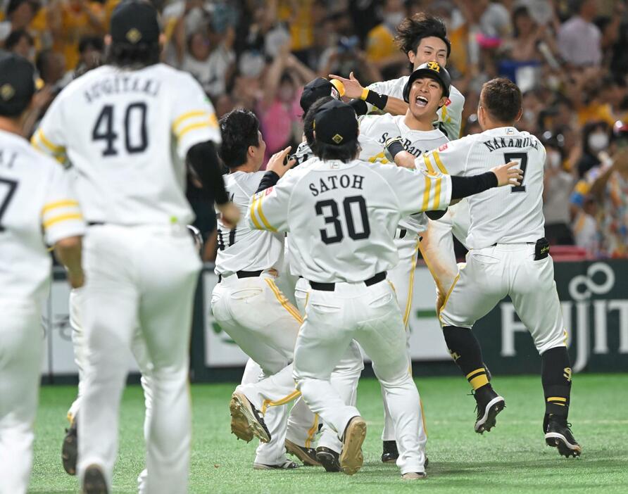 　サヨナラ勝ちに喜ぶ柳町らソフトバンクナイン（撮影・石井剣太郎）