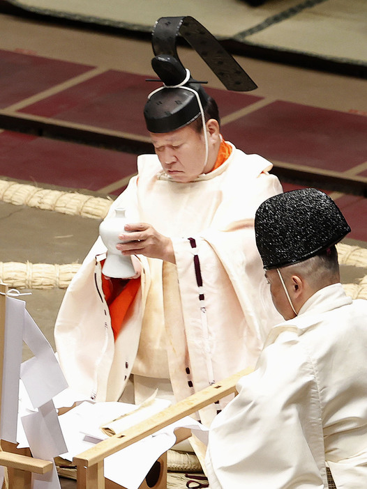 大相撲秋場所の土俵祭りで祭主を務めた立行司の第38代木村庄之助（左）＝7日、両国国技館