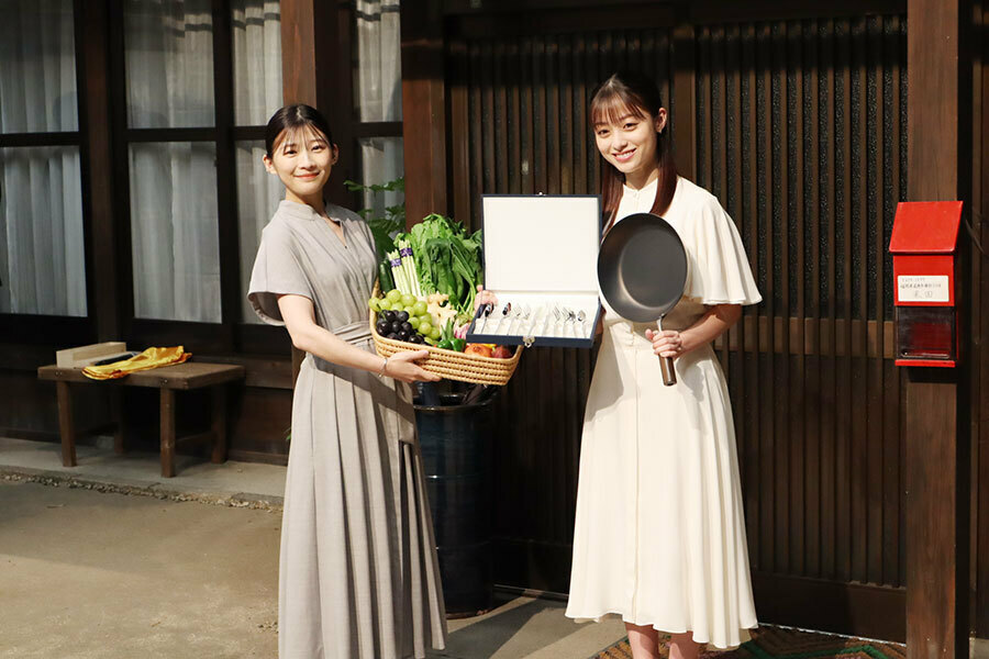 『虎に翼』主演の伊藤沙莉（左）と『おむすび』の橋本環奈（9月4日・NHK大阪放送局）