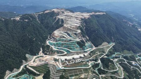 宜春市のリチウム雲母の埋蔵量は世界最大級とされる。写真はCATLが採掘権を持つ同市内の鉱山（撮影：財新記者 張芮雪）