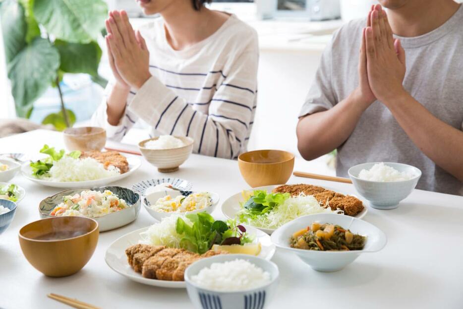 ママ友は教育資金を貯めるため「外食は絶対しない！」と言っています。「外食ゼロ」って私は耐えられませんが年間どのくらい貯められるものなのでしょうか？