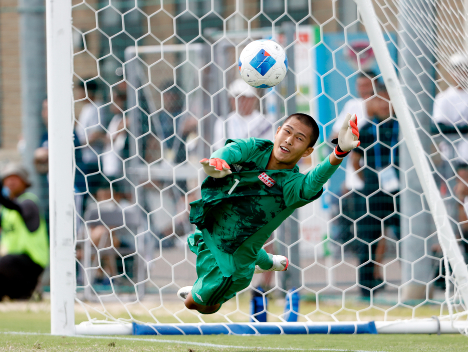 広島県のGK山田真叶(広島ユース、1年)がPK戦で3本ストップ(HIGH SCHOOL SOCCER YEARBOOK)