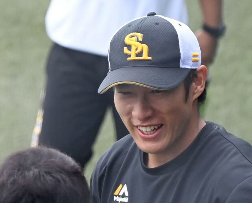 試合前に笑顔を見せるソフトバンクの柳田悠岐（撮影・星野楽）