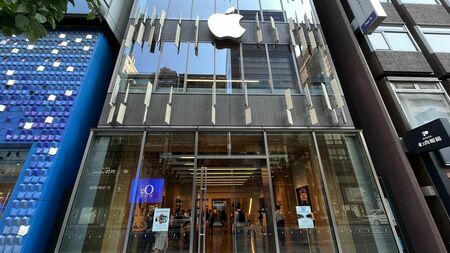 Apple Storeで端末を買う人も増えたが、主流は依然としてキャリアショップだ（筆者撮影）