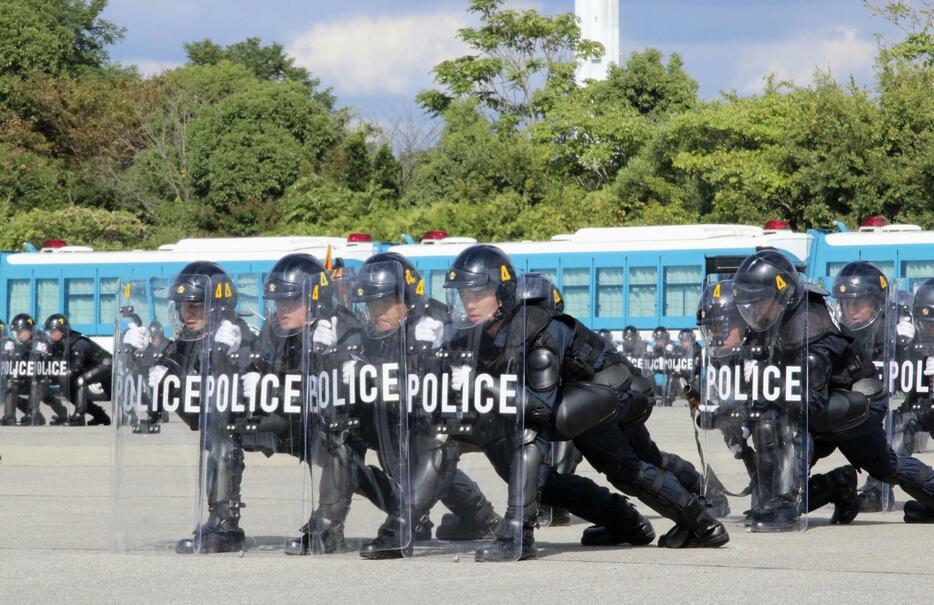 報道陣に公開された警視庁の新機動隊員訓練＝26日午後、東京都江東区