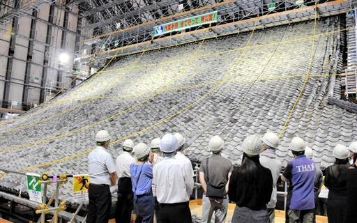 御影堂の屋根に敷き詰められた瓦。すべて取り除き、修復し再び敷き詰める=9月29日、福井県敦賀市原の西福寺