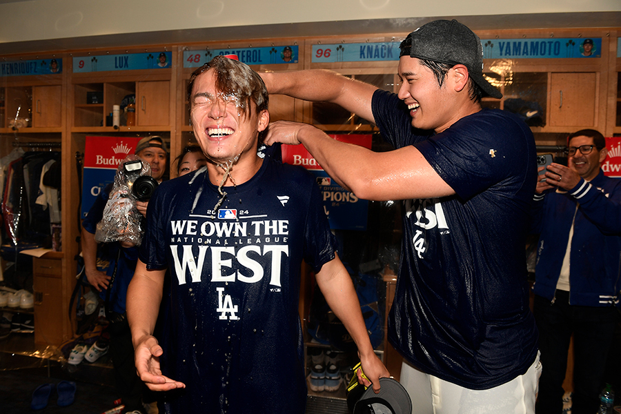 山本由伸（左）に笑顔でビールをかけるドジャースの大谷翔平【写真：Getty Images】