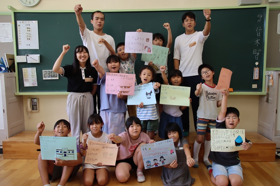 「山賊ワイルドラン」への準備を進める大学生と児童たち＝兵庫県丹波篠山市本郷で