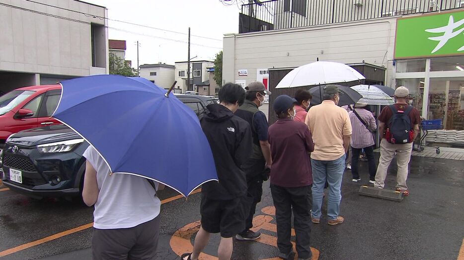 札幌のスーパーの店先にできた行列