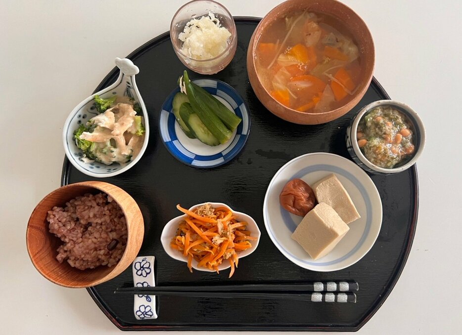 ある日の朝食。できる限り体にいい食材を食べるように。高野豆腐や寝かせ玄米はよく食べます