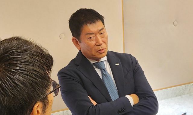 記者の質問に答えるIOC会長に立候補した渡辺守成氏