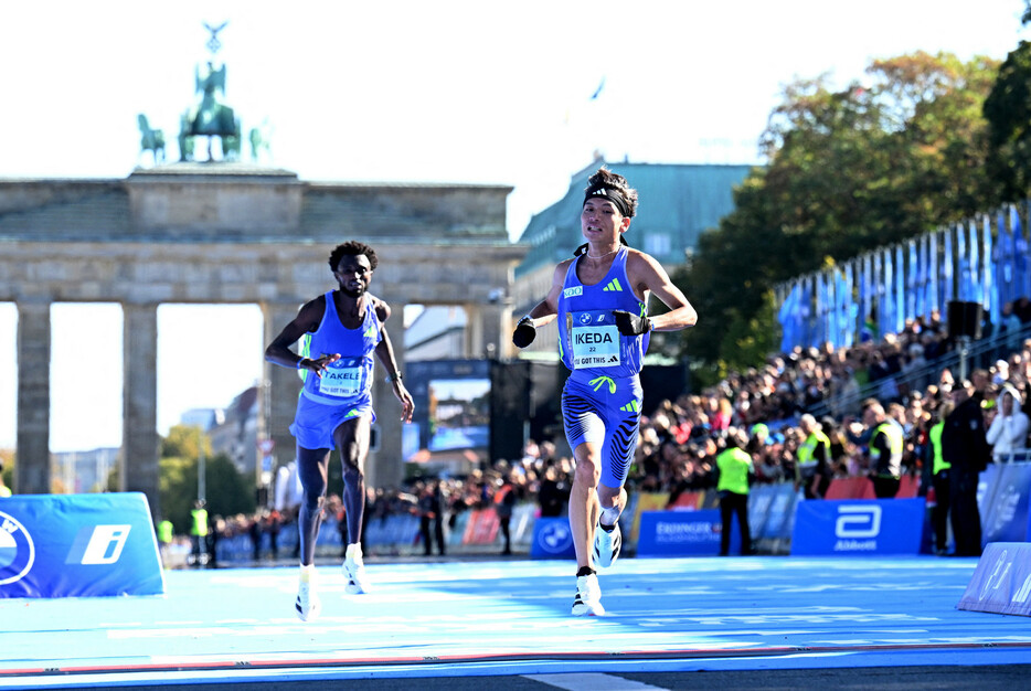 ベルリン・マラソンは２９日、ベルリンの市街地コースで行われ、男子は池田耀平（右）が日本歴代２位の２時間５分１２秒で日本勢最高の６位に入った。