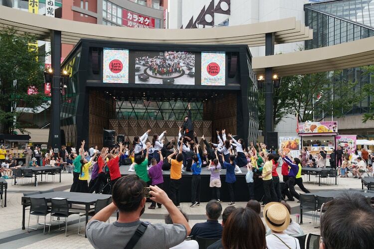 コンドルズ 野外パフォーマンス「Let’s Turn The Table」<br />より。（Photo by Kazuyuki Matsumoto）