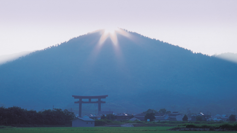 三輪山から上る朝日（大神神社提供）