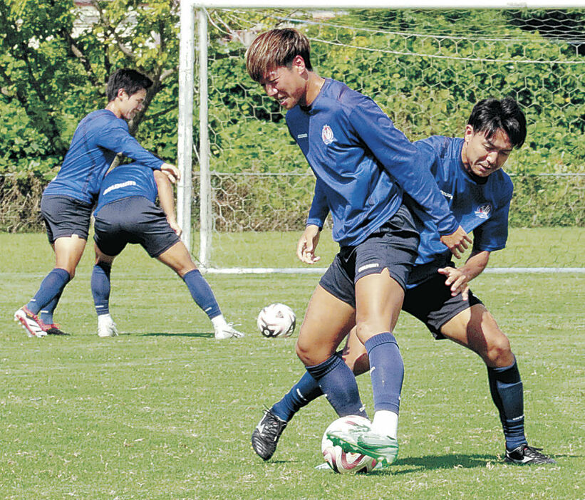 金沢戦に向けて調整する碓井（右から２人目）ら富山の選手＝２０日、富山市草島