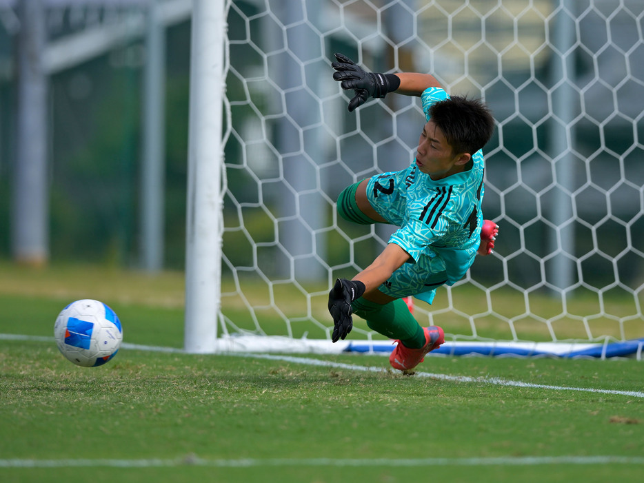 PK戦5人目、福岡県GK田中利玖(福岡U-18、1年)が左へ跳んでビッグセーブ(Koki NAGAHAMA/GEKISAKA)