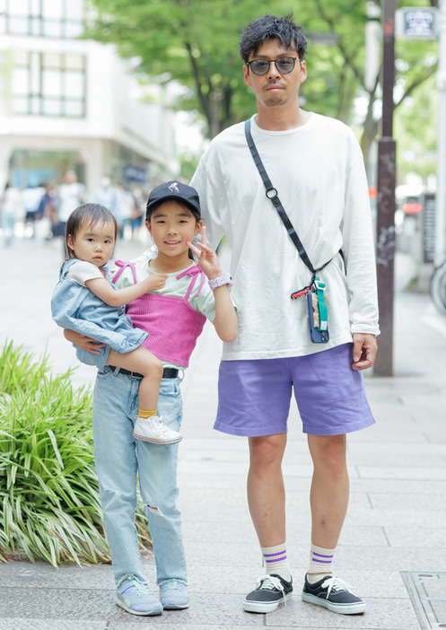 Tシャツ、パンツ＝ともにロンハーマン　シューズ＝ヴァンズ　眼鏡＝レイバン　腕時計＝タグホイヤー　靴下＝チービー