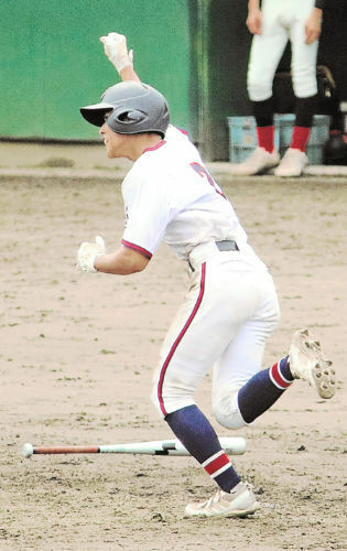 【いわき湯本―日大東北】延長１２回表、いわき湯本１死満塁、宮沢琉が勝ち越しの２点中前打を放ち、右拳を突き上げる