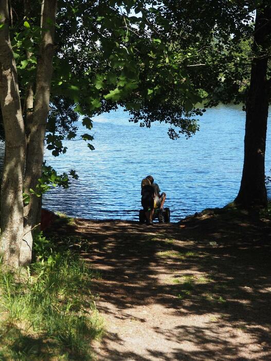 「川の先には湖が広がっていて、子どもたちが湖に飛び込む光景は、北欧の夏の風物詩です」