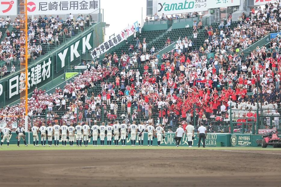 応援スタンドに挨拶する神村学園の選手達