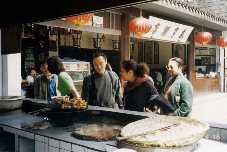 1996年、中国浙江省紹興市の「咸亨酒店」を訪れた小川宣夫さん（中央）（本人提供）