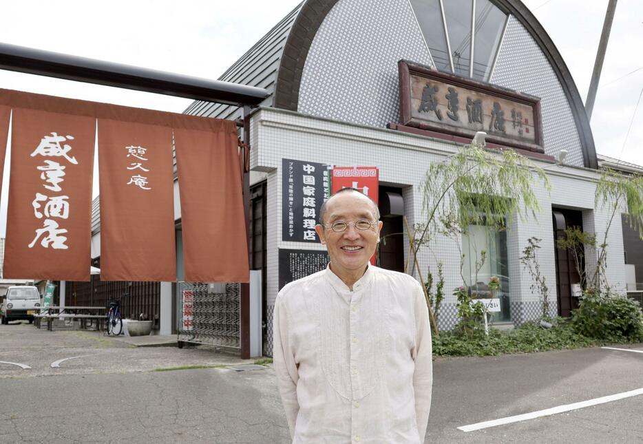 老舗しょうゆ蔵元の建物を改装した「咸亨酒店」と小川宣夫さん＝8月、茨城県常陸太田市