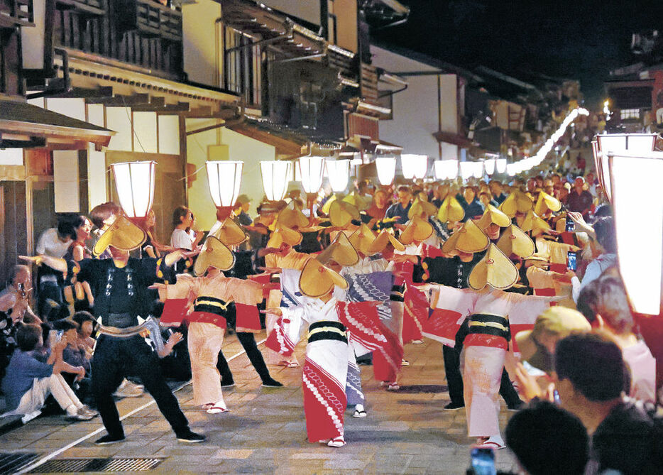 石畳の通りをあでやかに舞う踊り手＝２日、富山市八尾町諏訪町