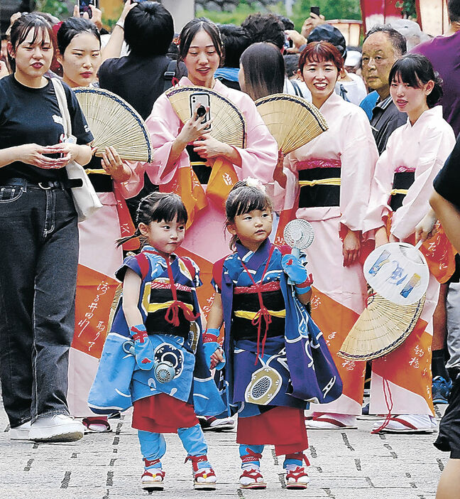 踊りの出番を待つ早乙女姿の子どもと女性＝１日、東新町